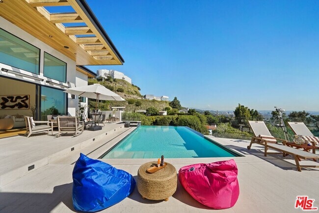 Building Photo - 8242 Hillside Ave