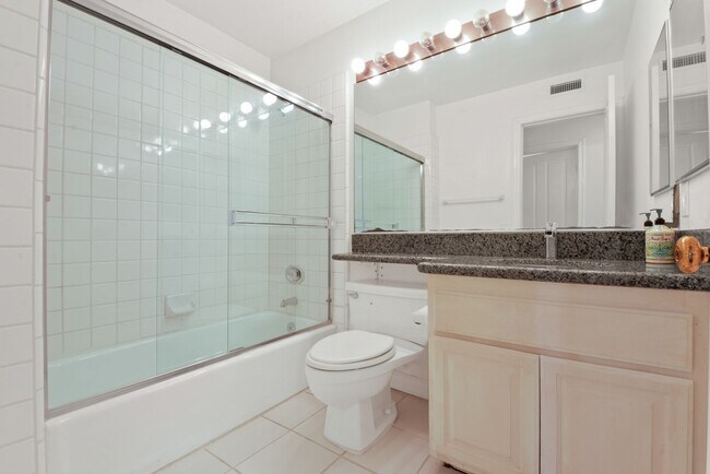 Building Photo - Stunning 3 Bed | 2.5 Bath Home with Office...