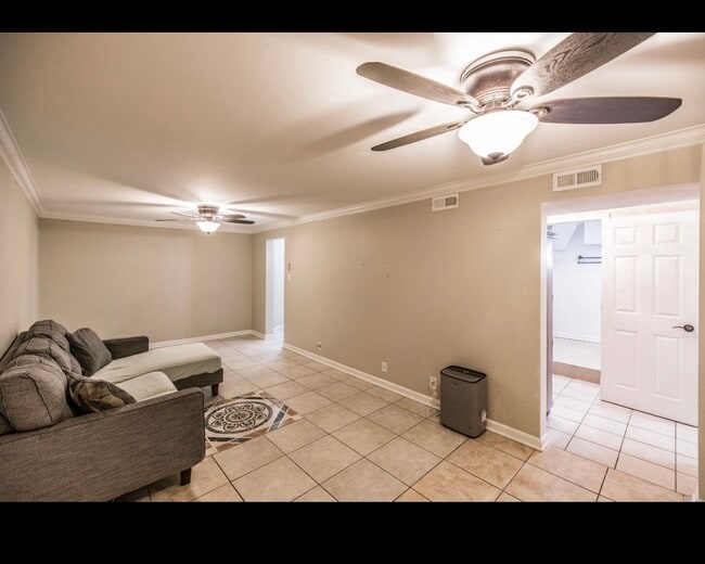 Building Photo - 907 N Graycroft Ave