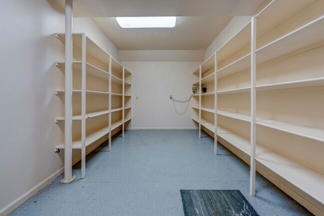 Building Photo - Spacious 3 Bed, 3 Bath Home in Hidden Valley Ranch!