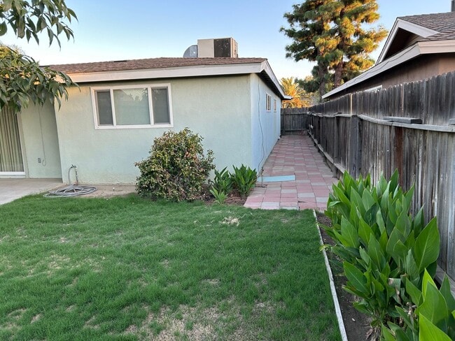 Building Photo - Charming Bakersfield Home with Modern Upgr...