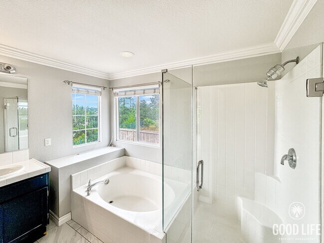 Building Photo - Great 4B/2.5BA House in Vista!