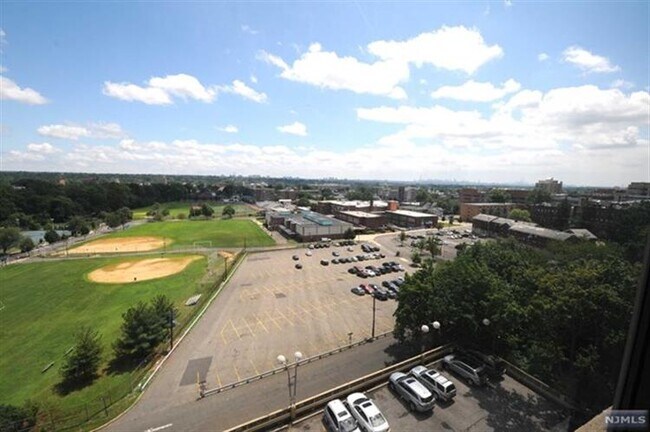Building Photo - 150 Overlook Ave