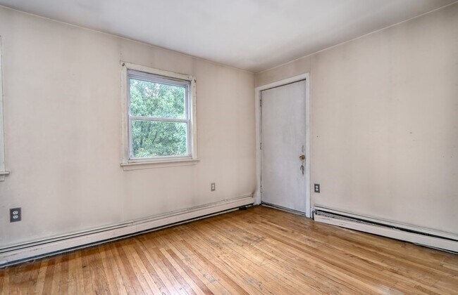 Building Photo - 73 Elm St
