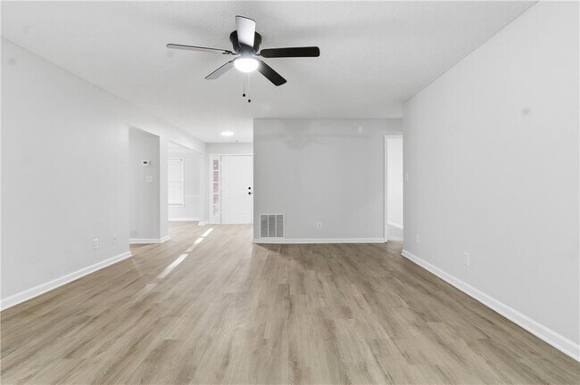 Building Photo - 2110 Meadow View Ct