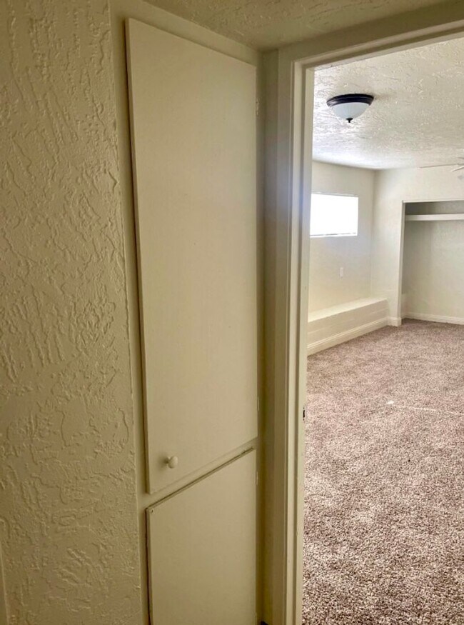 Building Photo - LARGE DOWNSTAIRS CORNER UNIT 2 BED 1 BATH ...