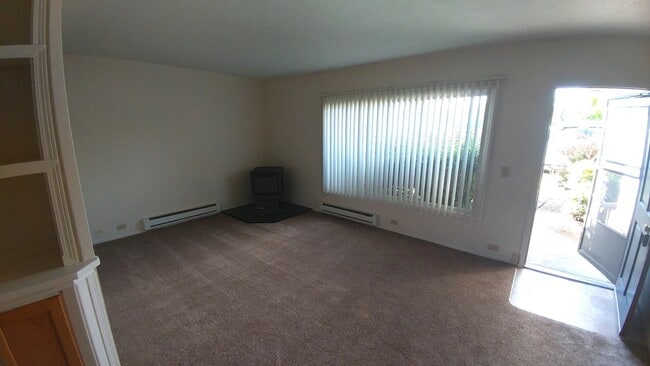 Building Photo - Comfortable 3/Bed-2 Bath Home with a Deck and Fenced Backyard