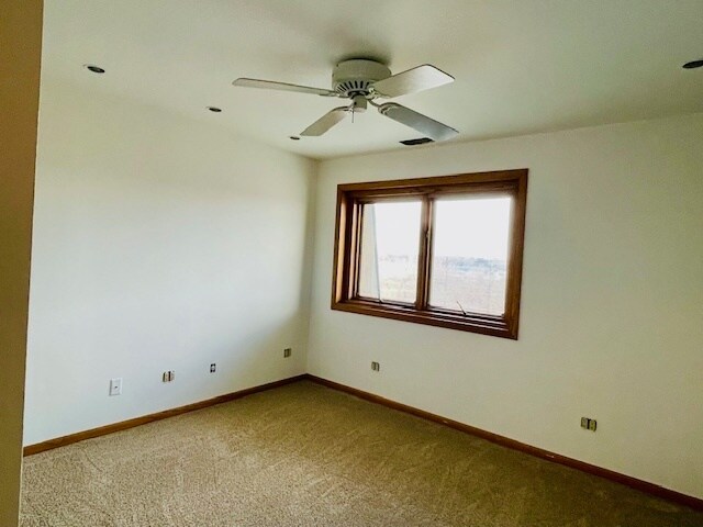 Building Photo - 960 S River Rd