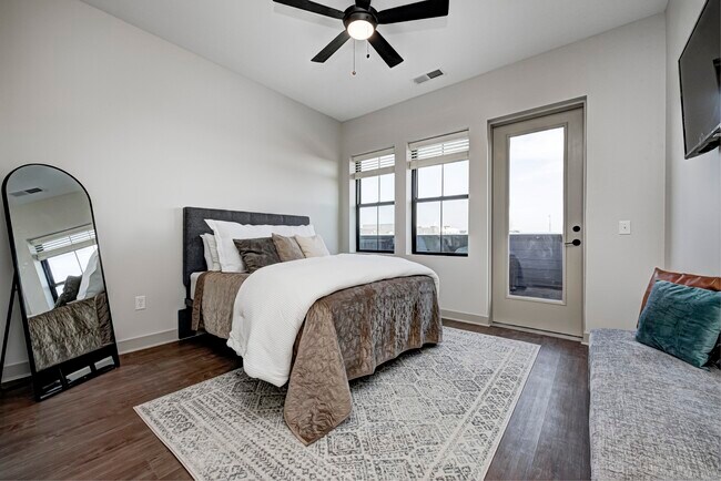 Building Photo - 1302 N Main St