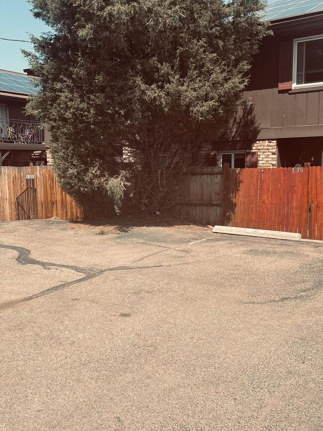 Building Photo - South Denver, 2 bed 2.5 bath Townhome, 2 Car Parking, Close to Light Rail
