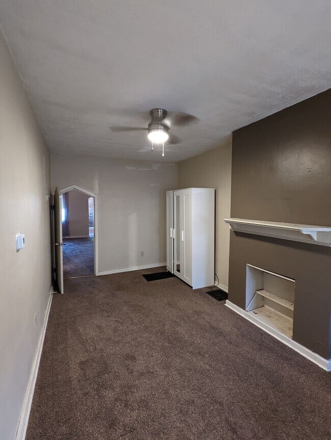 Building Photo - Large 2 Bedroom Close to Carson St -- Avai...