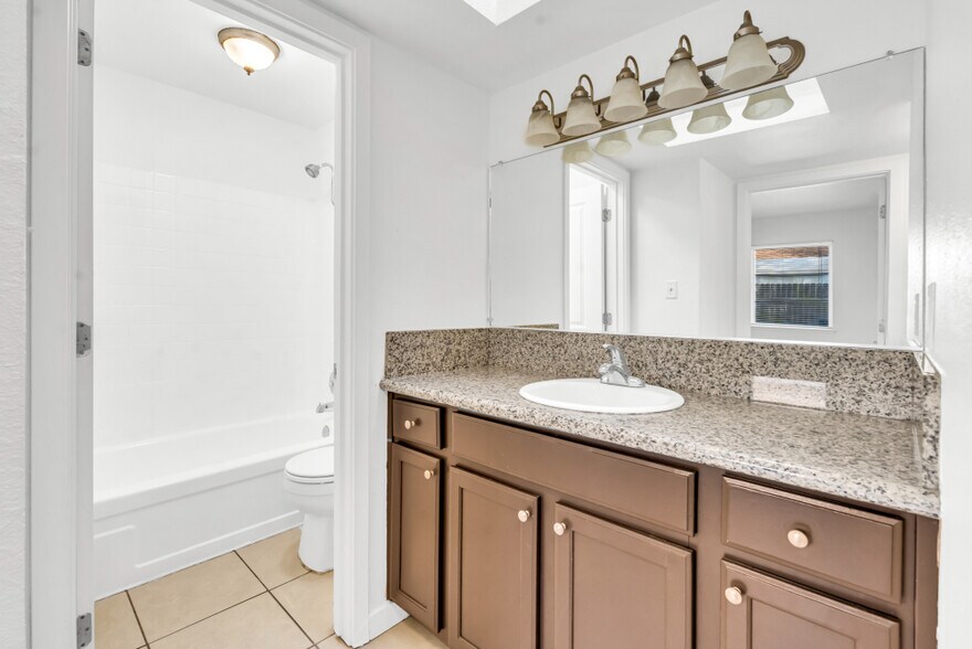 Building Photo - 812 Carro Dr