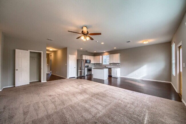 Building Photo - BEAUTIFUL HOME OFFERING 50% OFF 1ST MONTH'S RENT!!