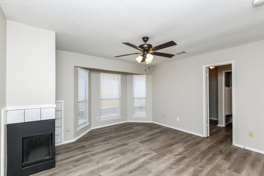 Building Photo - 4648 Feathercrest Dr