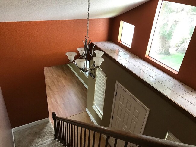 Building Photo - Large 4 bedroom 2.5 bath