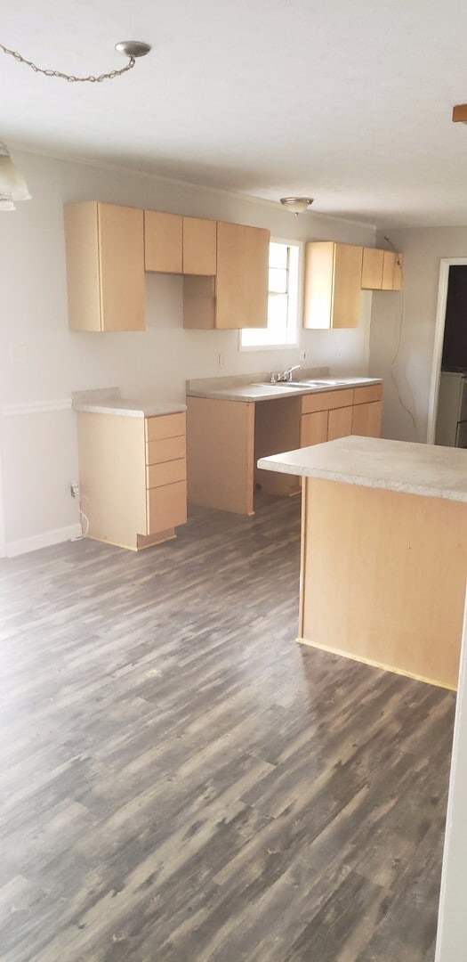 Building Photo - 3 bedroom/2 bathroom