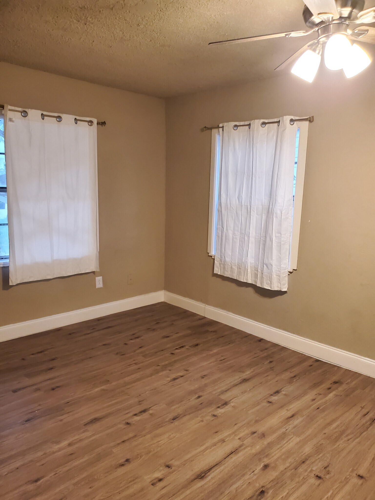 Building Photo - 5131 Lyndhurst Dr