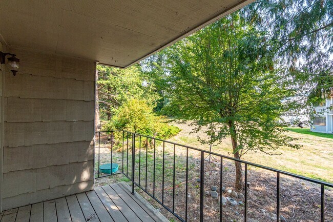 Building Photo - 2 Bedroom Downstairs Condo with Washer/Dry...