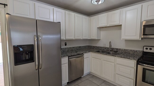 Building Photo - 5 BED/2 BATH RANCH HOME W/FINISHED BASEMEN...