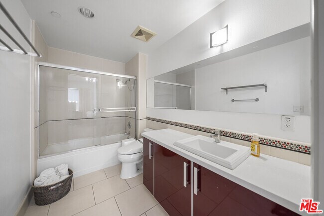 Building Photo - 848 Irolo St