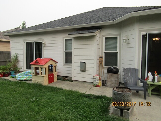 Building Photo - Desirable area of Central Point - Single S...