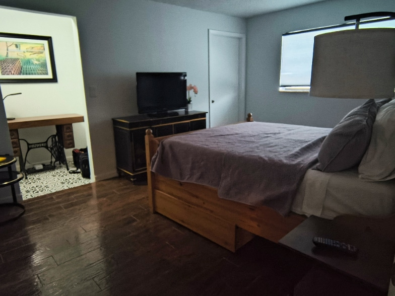 Building Photo - 1418 Collins Ave