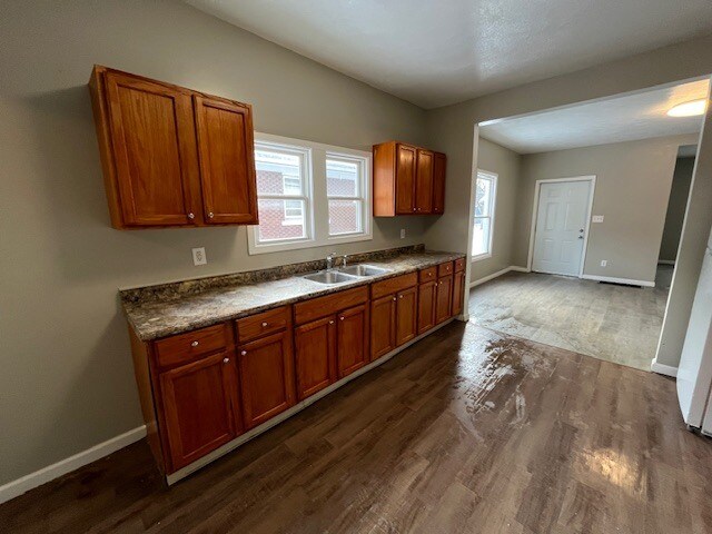 Building Photo - 418 Studebaker St