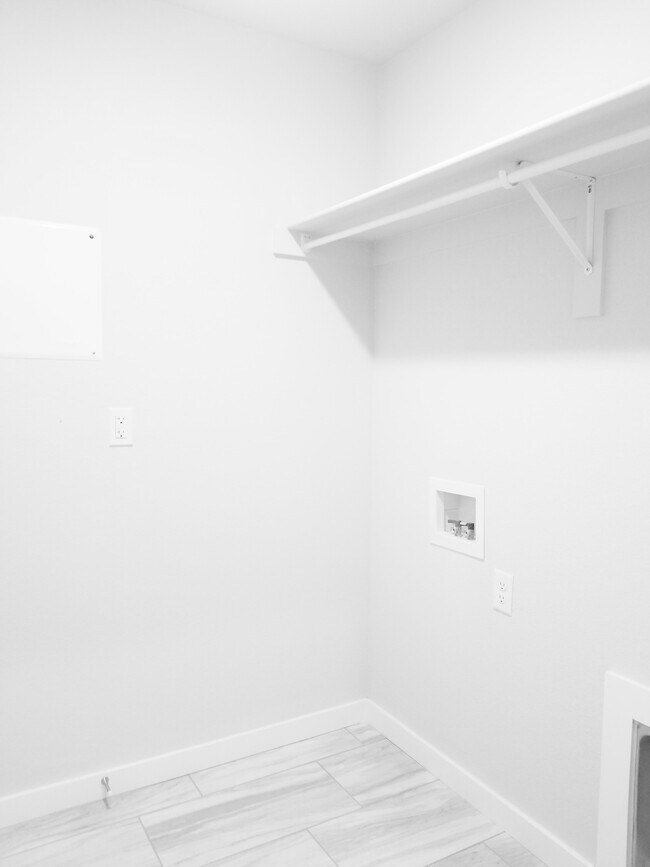 Building Photo - 500 Coconut Ln