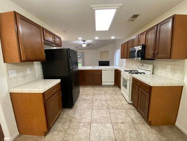 Building Photo - NW Visalia Home coming soon!!