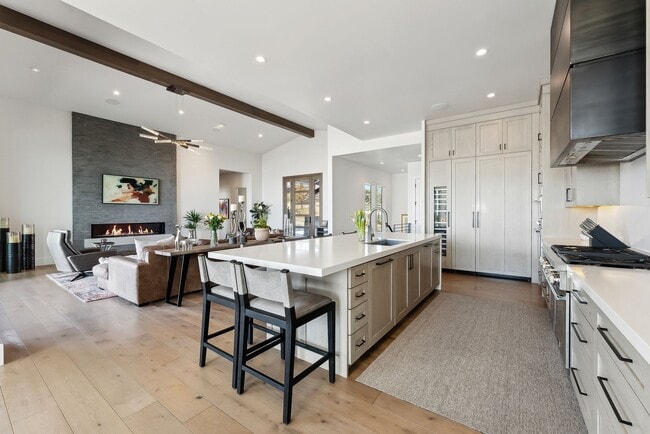 Building Photo - 3450 Ridgeway Dr