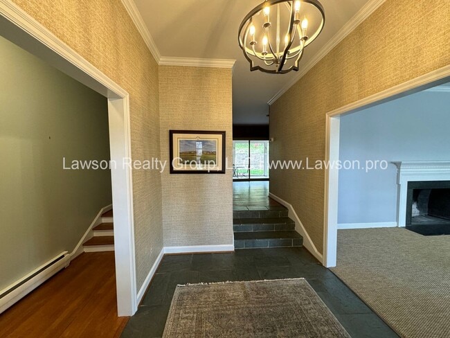 Building Photo - Spacious South Roanoke Home with Lawn Care Included