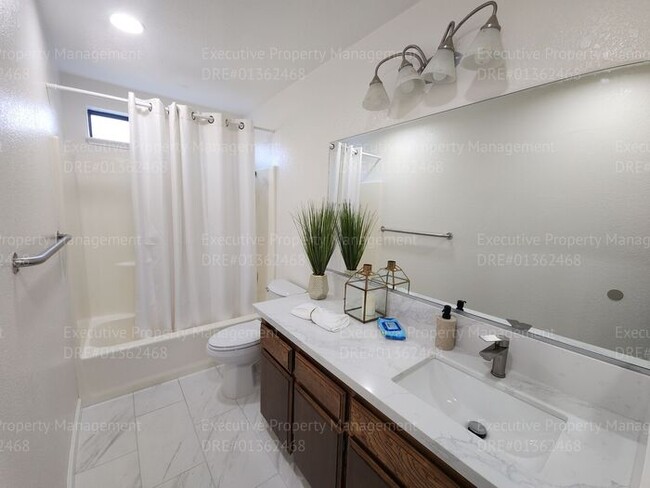 Building Photo - Stylish home with upgraded amenities