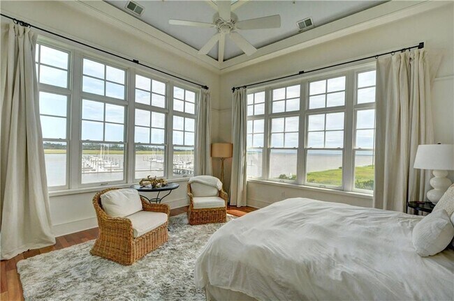 Building Photo - 10 Marina Dr