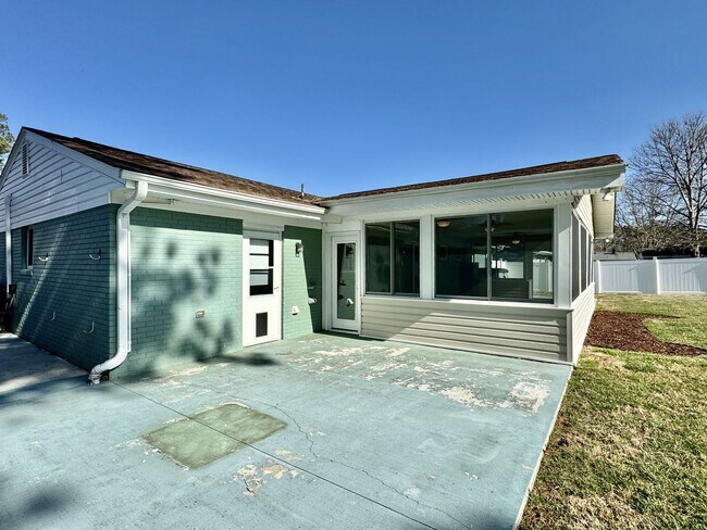 Building Photo - READY 08-26-25!! 3-Bedroom Ranch W/Fenced ...