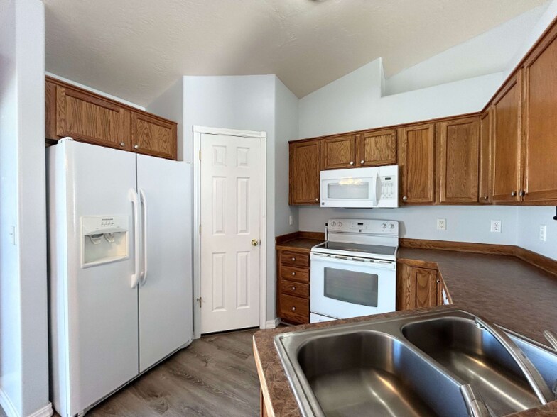 Building Photo - 1129 Golden Pheasant Dr