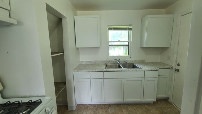 Building Photo - 513 N Sunset Ave