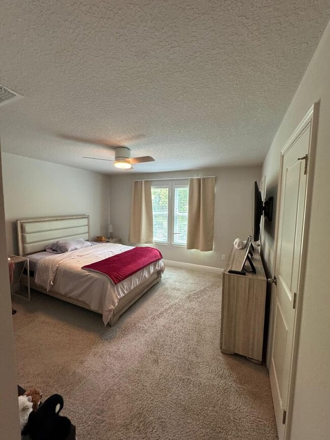 Building Photo - Beautifully maintained 3-bedroom, 2.5-bath townhome