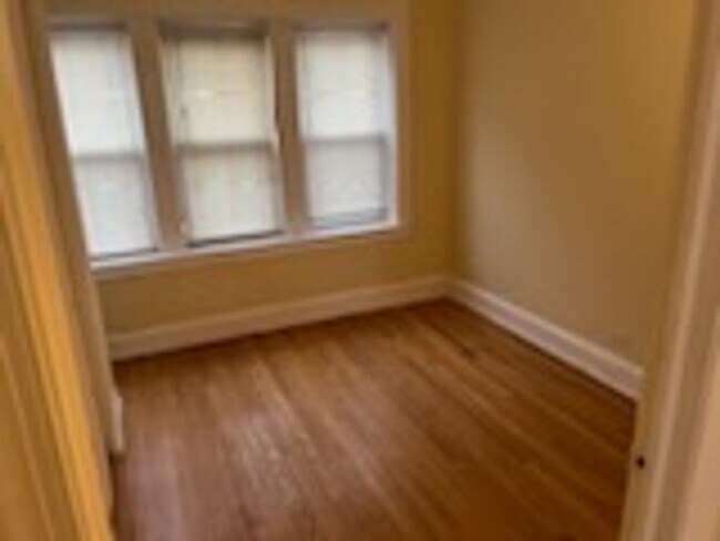 Building Photo - Condo wFREE HEAT in Belmont Cragin! In-uni...