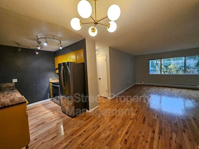 Building Photo - 4602 NE Broadway