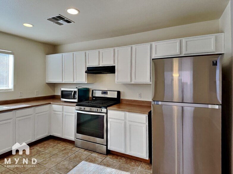 Building Photo - 4230 E Deer Dancer Way