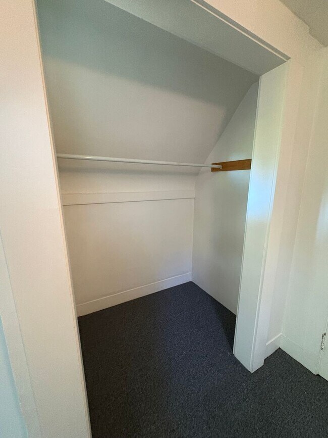 Building Photo - STUNNING Two Bedroom Single Family Home!