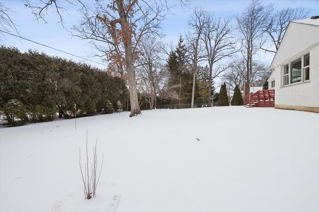 Building Photo - 825 Highview Terrace