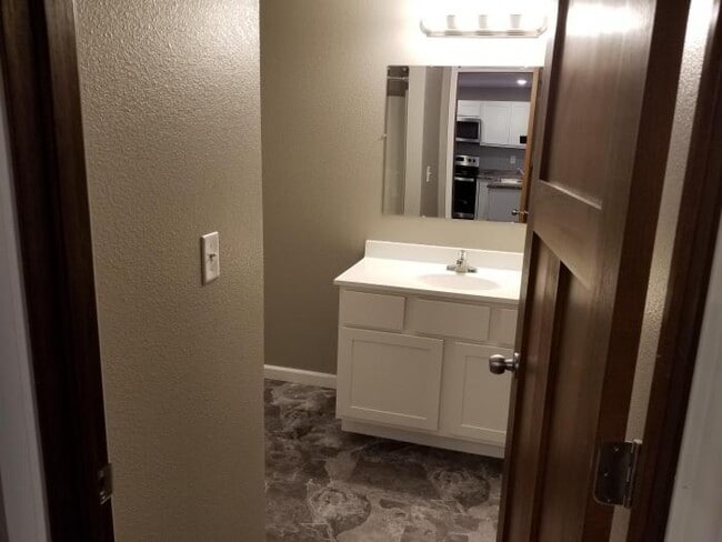 Building Photo - 1 bedroom in Willmar MN 56201