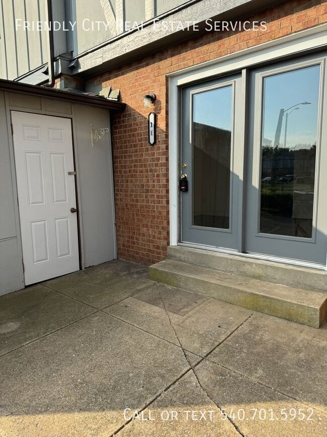 Building Photo - 1E Holly Ct-