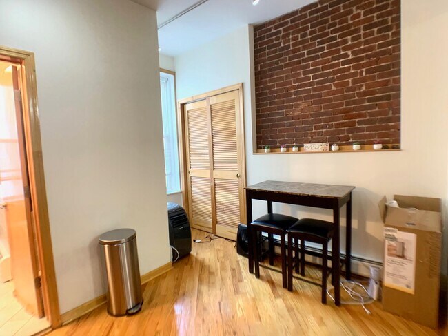 Building Photo - 402 Grand St