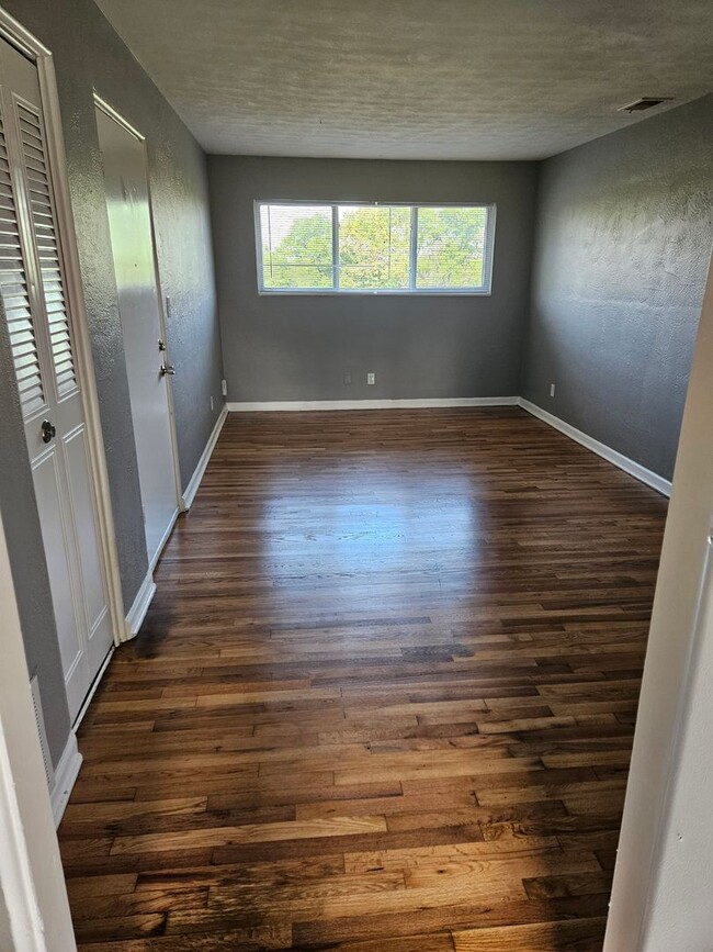Building Photo - Treat yourself to a new home!