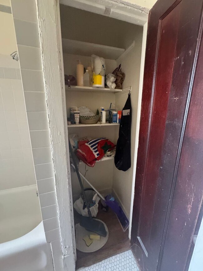 Building Photo - Lovely and Very Large Ravenswood Manor 1 BR