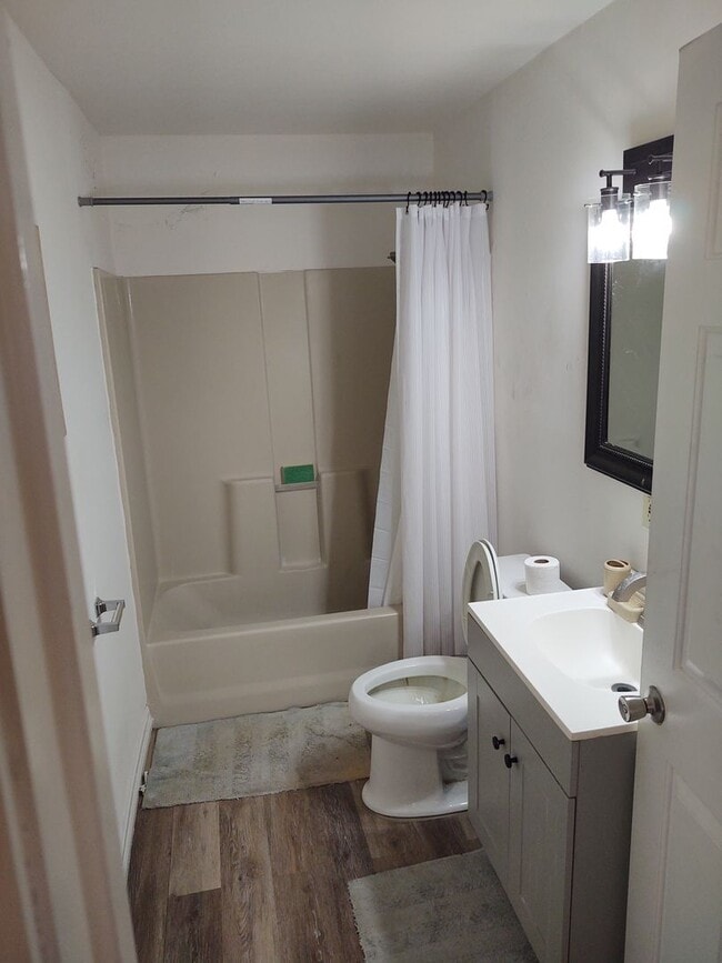 Building Photo - 2 bedroom 1 bath house