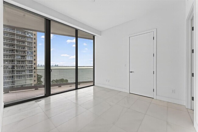 Building Photo - 175 SE 25th Rd