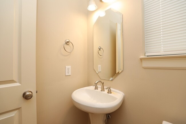 Building Photo - 1205 Birdsall St